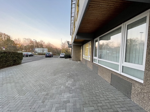 Der Haupteingang von Notfall Coaching Bonn. Der eigene Parkplatz mündet in der Aussenfläche vom Haupteingang. Grosszügig und viel Platz.