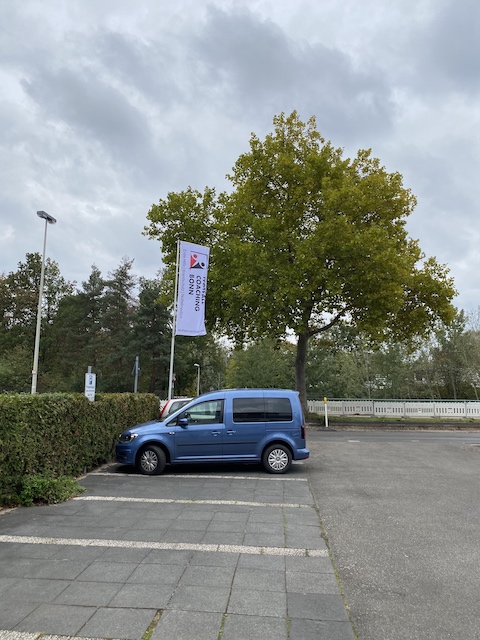 Parkfläche für alle Kunden von Notfall Coaching Bonn. Eigener Parkplatz, abgegrenzt von anderen Stellflächen direkt vor dem Eingang zum Schulungsraum.
