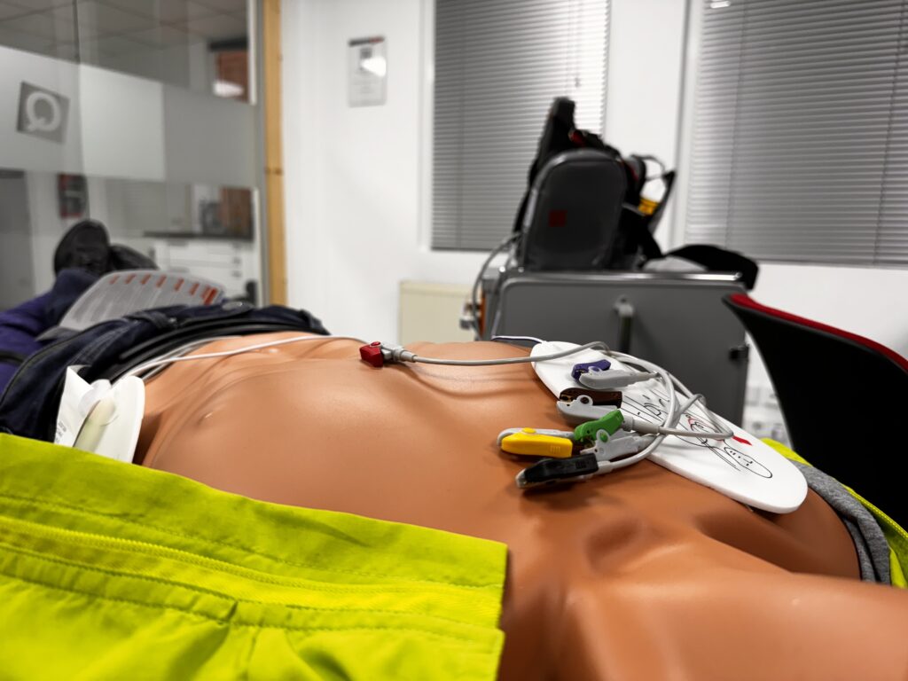 ACLS Provider Kurs Defibrillator klebt auf dem Patienten.