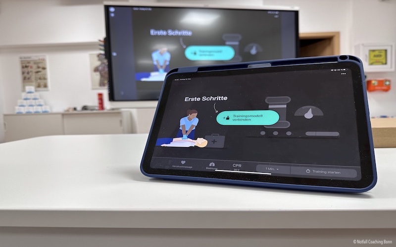 Digitaler Erste Hilfe Kurs mit Touch Smartboard und iPad im Schulungsraum.