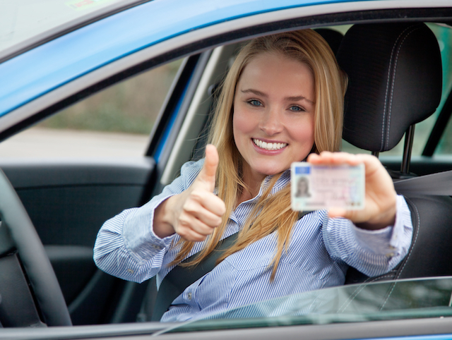 Eine Frau lacht in die Kamera. Sie hat nach dem Erste Hilfe Kurs für den Führerschein in Bonn die Prüfung erfolgreich bestanden.