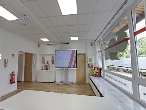 Schulungsraum von Notfall Coaching Bonn Blickrichtung Smartboard und iPad.