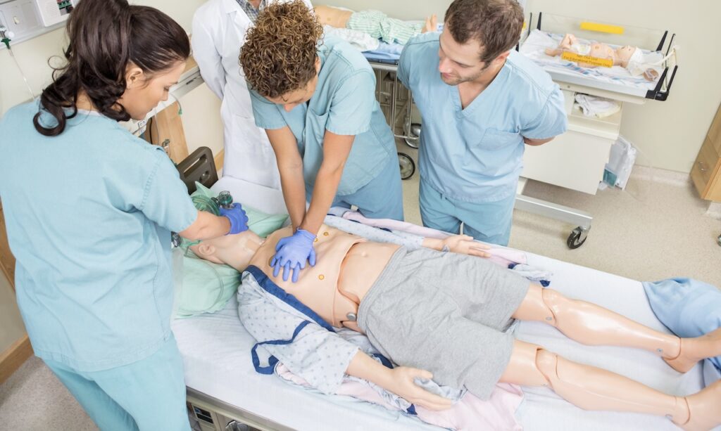Notfalltraining in einer Arztpraxis. Fachkräfte trainieren die Reanimation (CPR).