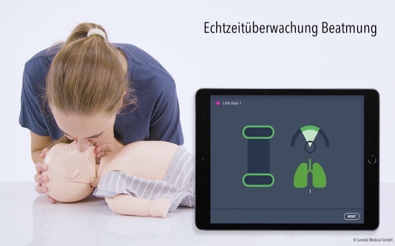 Training der richtigen Beatmung in einem Erste Hilfe Kurs für Babys. Ein iPad zeigt der Person, wie effektiv die Beatmungen am Baby sind.