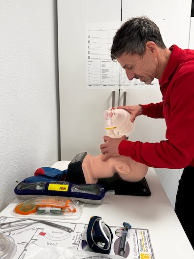 Skillstation Airways während dem ACLS Provider Kurs. Teilnehmer beatmet Patienten.