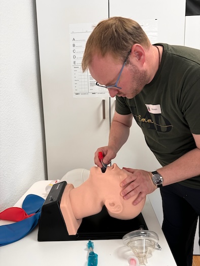 Ein Notarzt trainiert die Intubation an der Station Airway.