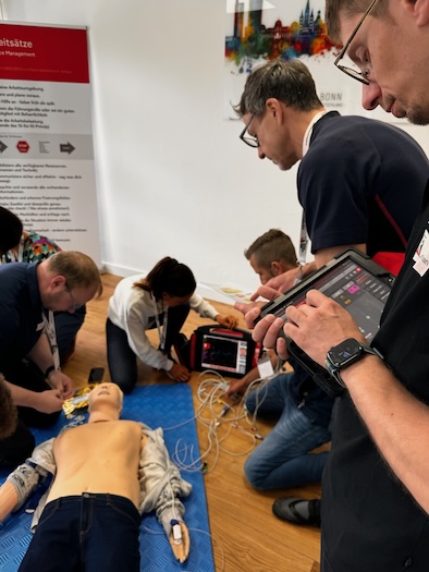 ACLS Refresher Instruktor mit iPad überwacht das Fallbeispiel des Rettungsteams.