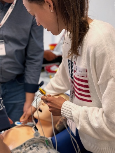 Eine Sanitäterin klebt ein 12-Kanal EKG während dem ACLS Refresher Kurs.