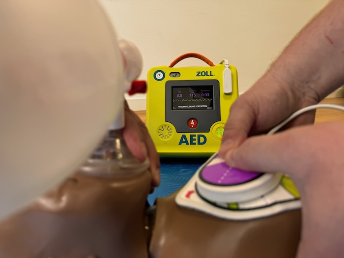 AED im Kindermodus zeigt Feedback für eine laufende Reanimation am Säugling.