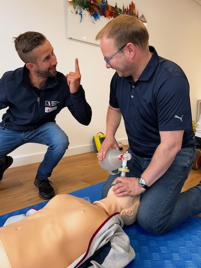 Zertifizierter BLS Provider Kurs. BLS Instruktor und Teilnehmer haben viel Spass.