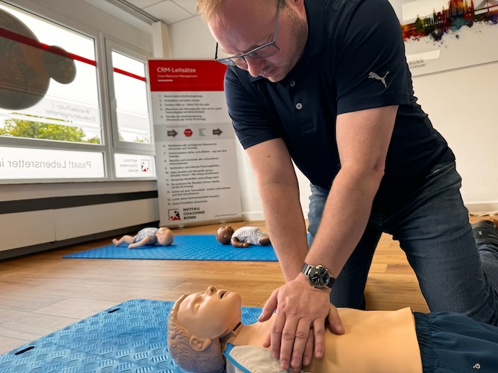 Notarzt trainiert lebensrettende Maßnahmen am Kind im BLS Provider Kurs.