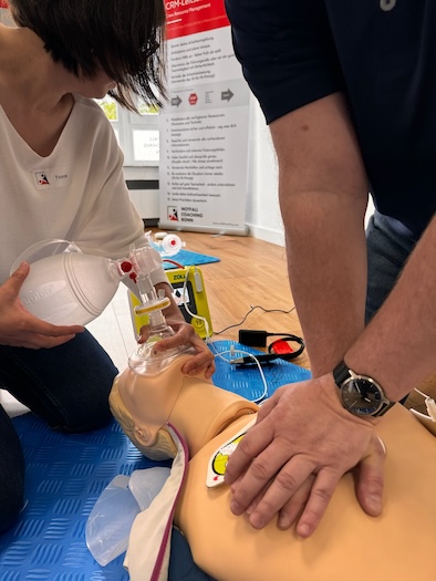 High Performance Team im BLS Provider Kurs trainiert die CPR am Erwachsenen. Mit AED, Beatmung und Herzdruckmassage.