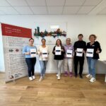 Alle Teilnehmer halten voller Freude das Zertifikat nach bestanden Prüfung vom ACLS Provider Kurs glücklich in den Händen.