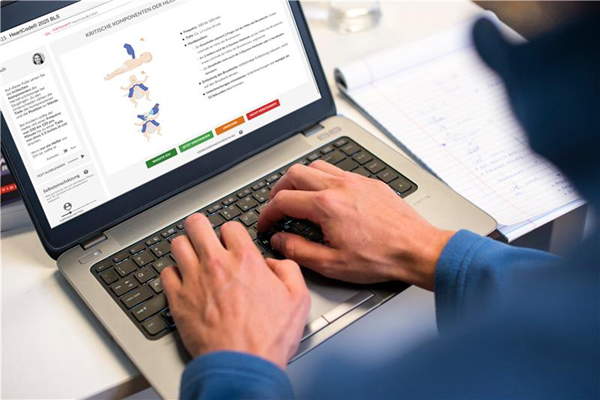 E-Learning am Notebook für den HeartCode BLS Kurs. Ein Mensch beantwortet gerade Fragen zum Kurs.