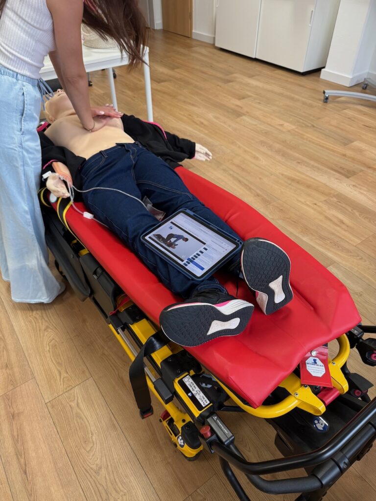 Nurse trainiert im BLS Provider Kurs die Reanimation mit Feedbacksystem.