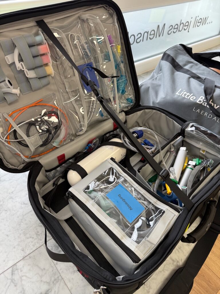 Geöffneter Notfallrucksack im HeartCode BLS Provider Kurs.
