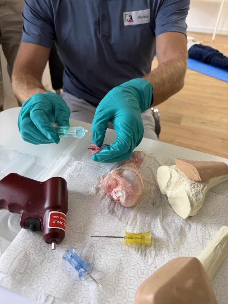 Teilnehmer trainiert EZ-io Bohrer im ACLS Provider Kurs.