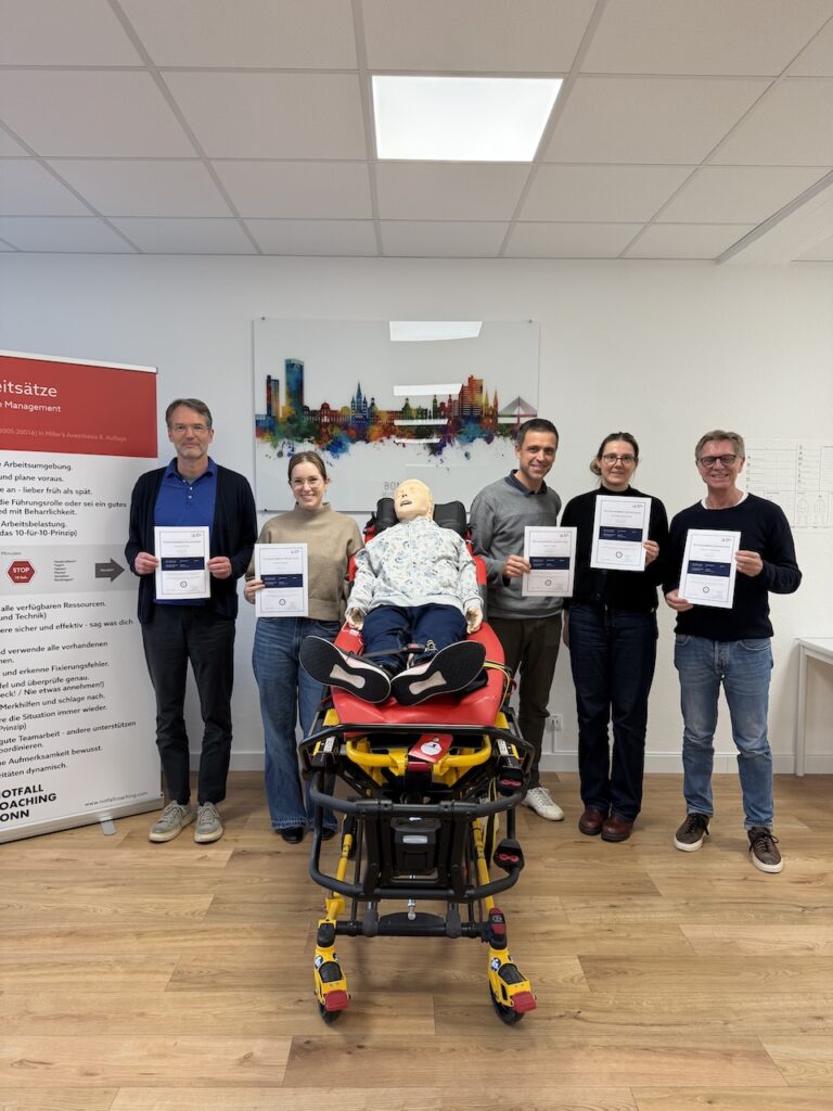 5 glückliche ACLS Refresher Kurs Absolventen lächeln mit bestandenen Zertifikat.