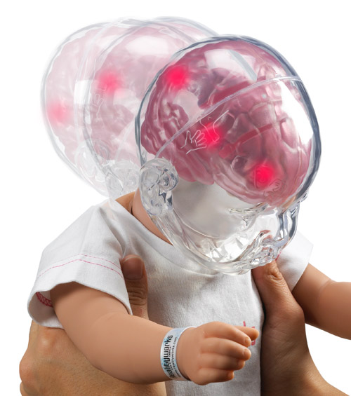 Person umgreift Baby mit den Händen und schüttelt es. Der Kopf schlägt hin und her und die LEDs vom Baby Simulator leuchten.