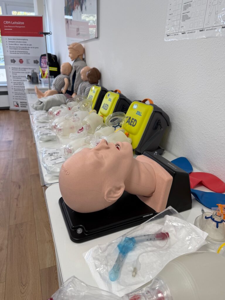 BLS Heartcode und ACLS Provider Material für den Einsatz auf dem Tisch vorbereitet.