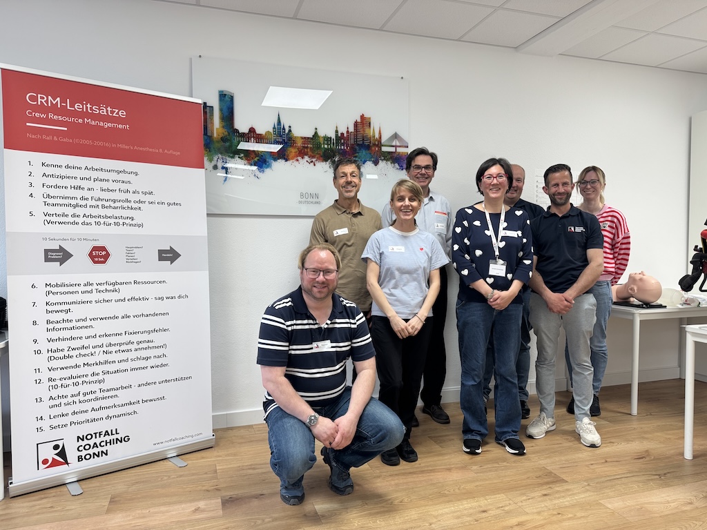 Teilnehmer BLS Heartcode und ACLS Provider bestehen beide Kurse erfolgreich. Alle lachen in die Kamera.